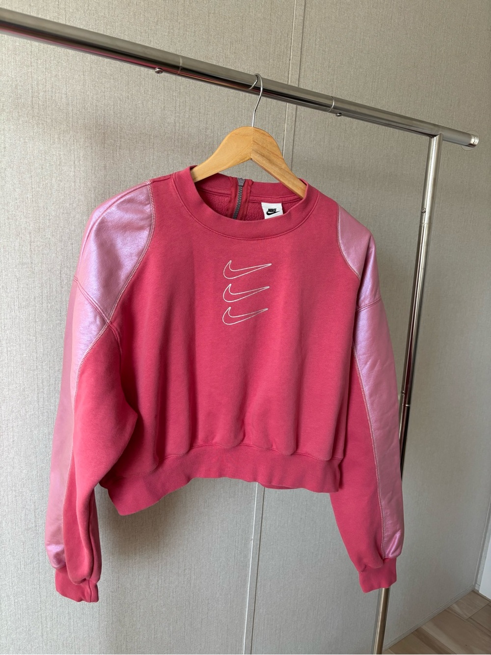 Nike Women's Rose Pink Cropped Sweatshirt with Shiny Sleeve Panels
